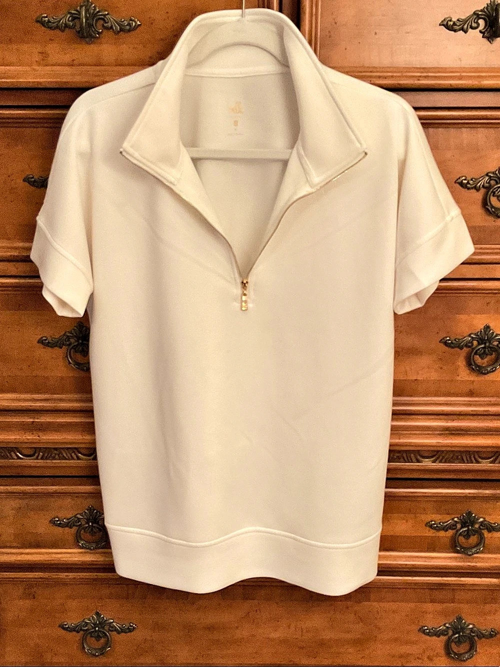 Scubaluxe Half-Zip Golf Short-Sleeve white top with lovely god zipper
